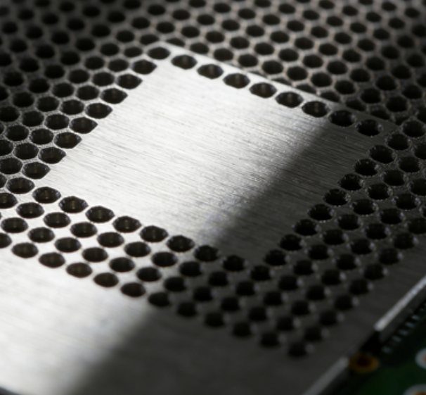 電子類微小件微孔沖壓，怎么避免孔徑偏移?